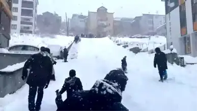 Bartın Karaköy'de Kar Keyfi: Yol Kapanınca Kayak Pisti!