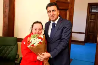 Bilecik'in Şampiyon Sporcuları Vali Aygöl'den Ödül Aldı