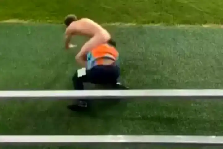 Çıplak Koşucu, Rugby Maçında Komik Anlar Yarattı!