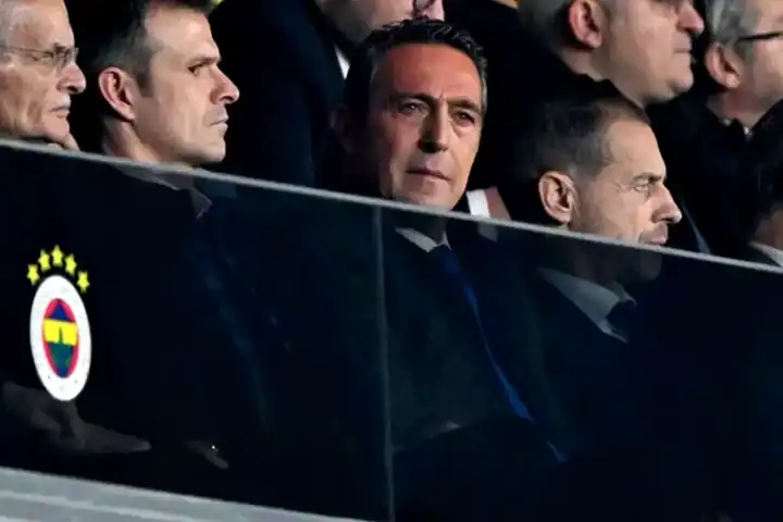 Kadıköy'de Ali Koç'a Büyük Tepki! Tribünler Çileden Çıktı